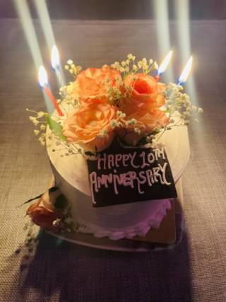 Roses Topped Vanilla Cream Cake