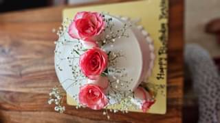 Roses Topped Vanilla Cream Cake