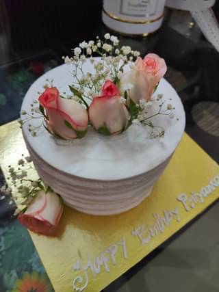 Roses Topped Vanilla Cream Cake