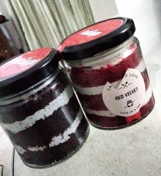 Red Velvet And Oreo Chocolate Jar Cake