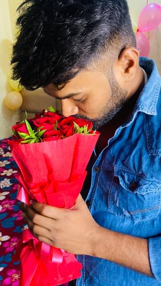 Radiant Bouquet Of Twelve Red Roses