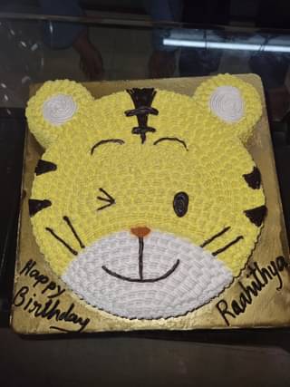 Winking N Smiling Cartoon Lion Cream Cake