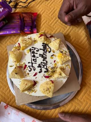 Rose Petals N Pistachio Rasmalai Cake