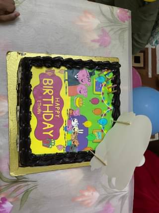 Cheerful Peppa Pig Photo Cake