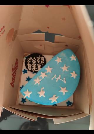 Blue & White Star Vanilla Half Cake