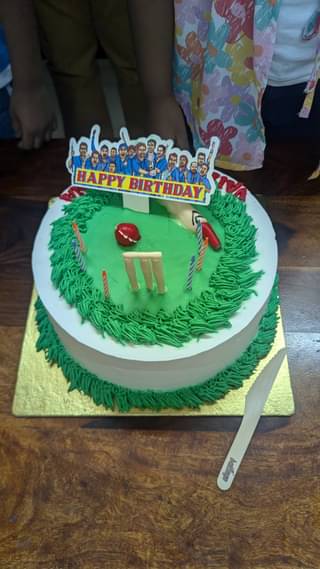 Cricket Kit Cream N Fondant Cake