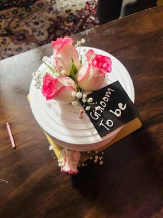 Roses Topped Vanilla Cream Cake