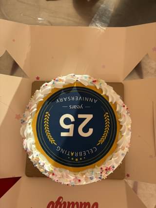 Round-Shaped 25th Anniversary Poster Cake