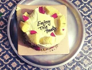 Rose Petals N Pistachio Rasmalai Cake