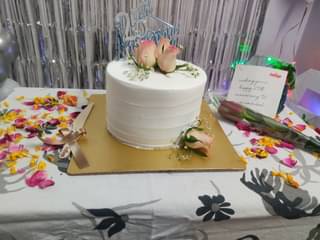 Roses Topped Vanilla Cream Cake