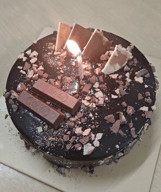 KitKat Chocolate Truffle Cake