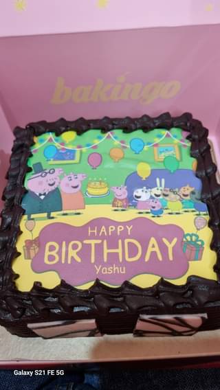 Cheerful Peppa Pig Photo Cake