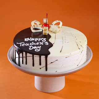 Side View of Choco Vanilla Teachers Day Cake Side View of Choco Vanilla Teachers Day Cake
