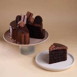 Slice View of Crunchy Choco KitKat Cake Slice View of Crunchy Choco KitKat Cake