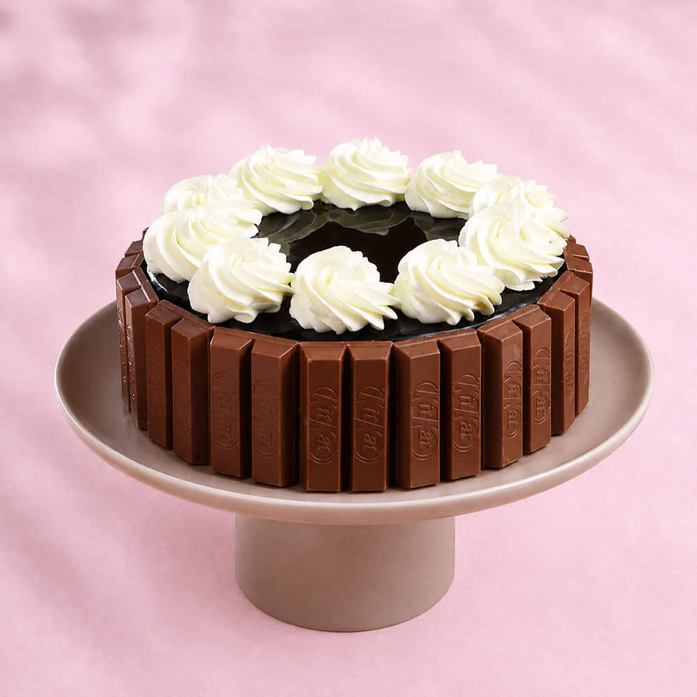 KitKat Bars Cake