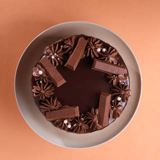 Top View of KitKat Swirls Drip Cake Top View of KitKat Swirls Drip Cake