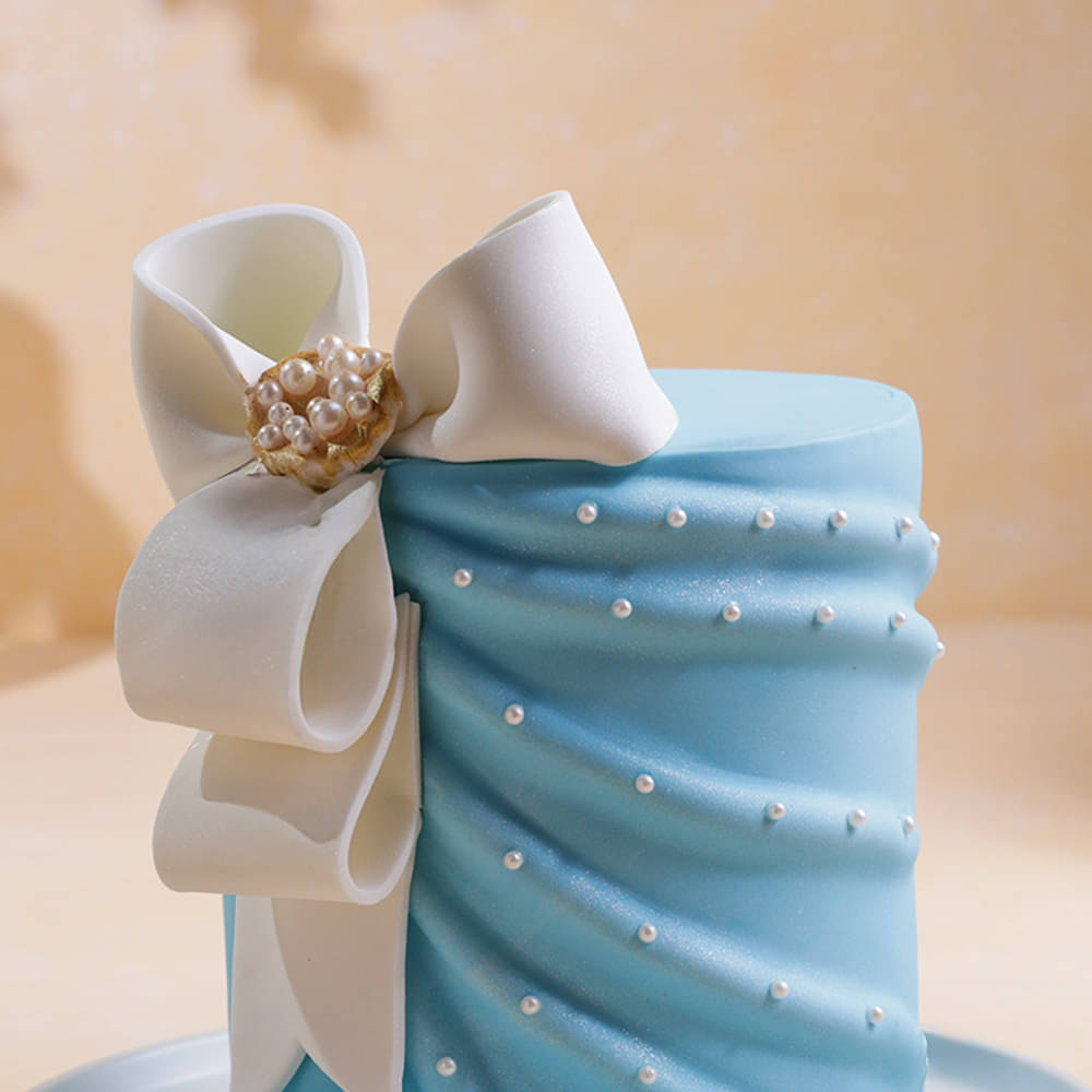 Side Zoomed in View of Pearls N Drapes Theme Cake