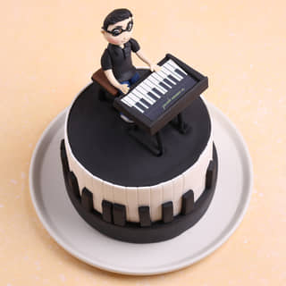 Front View of Piano Player Cake Front View of Piano Player Cake