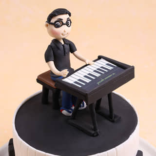 Top View of Piano Player Cake Top View of Piano Player Cake