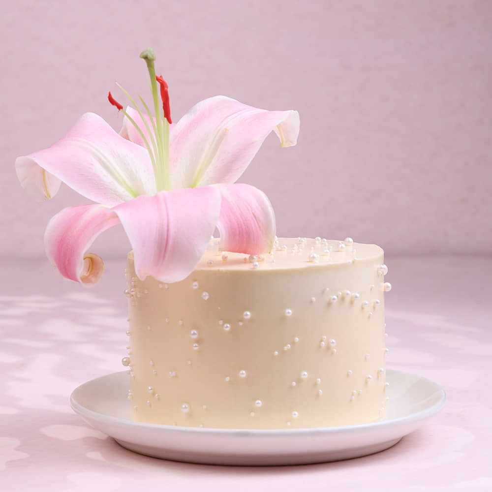 Pearls N Lily Cake