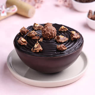 Smashing Ferrero Rocher and Kitkat Pinata Ball Cake