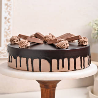 Front View of Round Kitkat Bake Cake