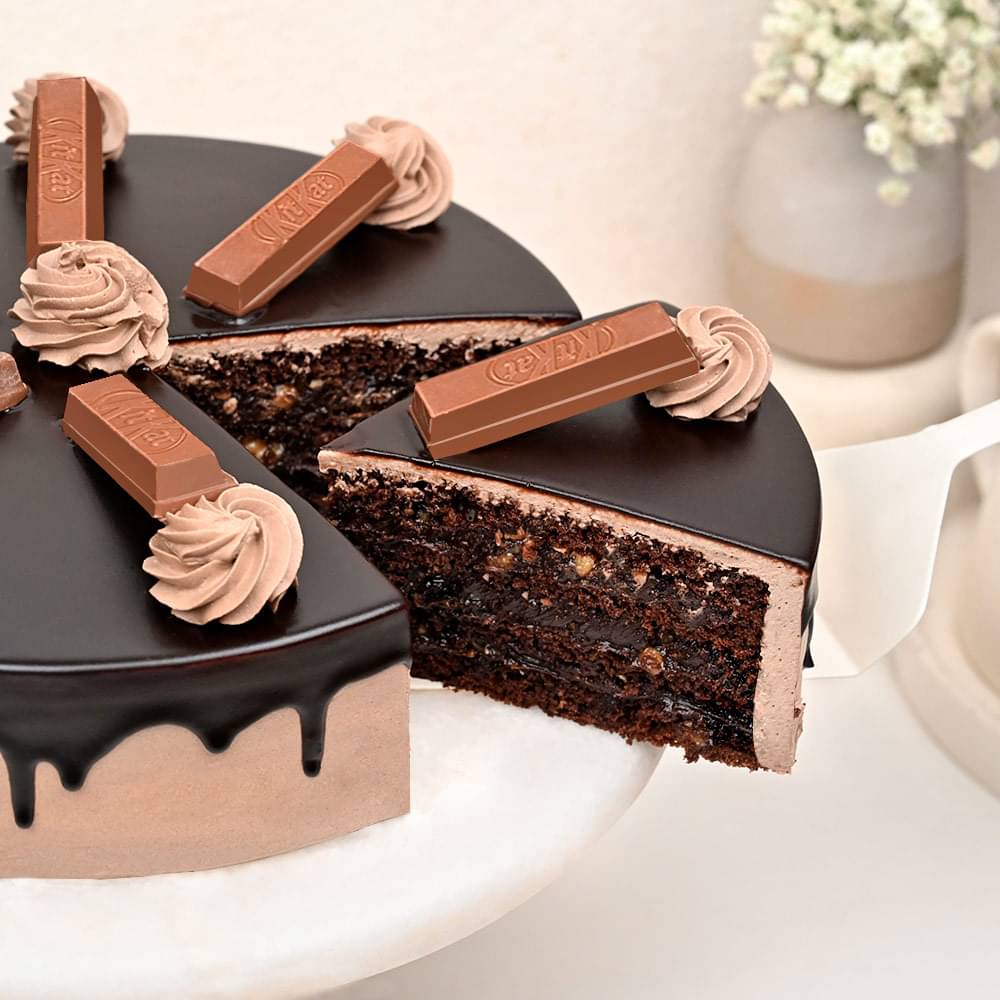 Sliced View of Round Kitkat Bake Cake
