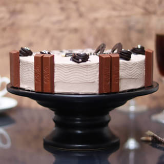 Side View of Munchy Crunchy Kitkat Cake