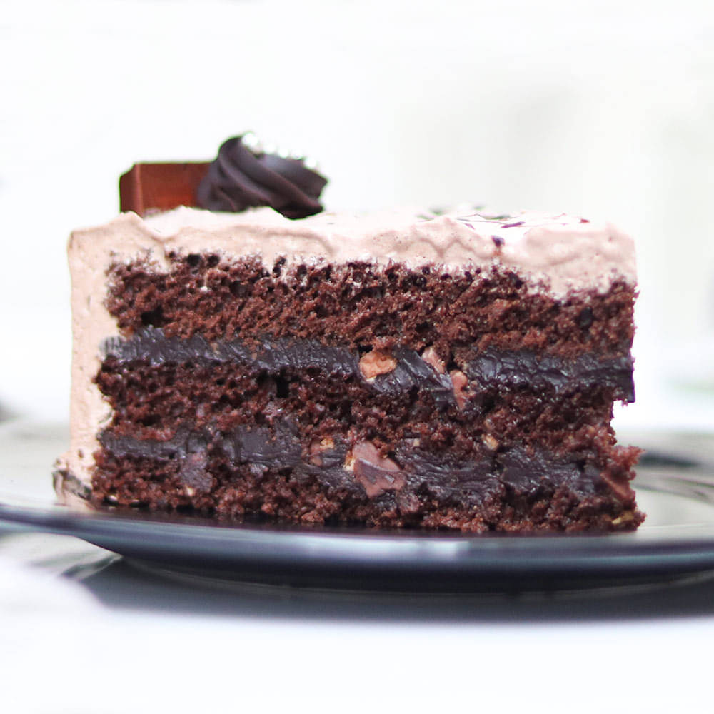 Sliced View of Munchy Crunchy Kitkat Cake