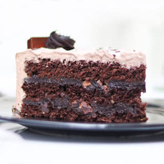 Sliced View of Munchy Crunchy Kitkat Cake