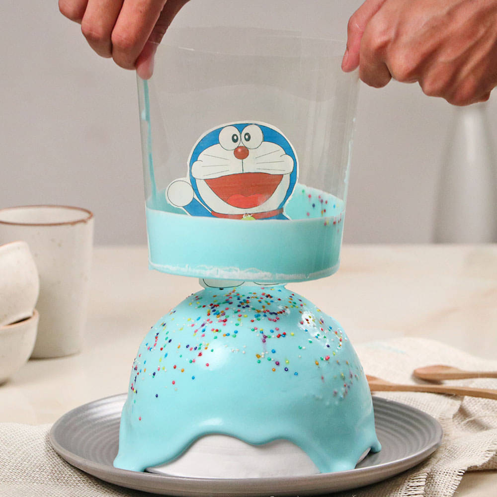 Front View of Doraemon Pull Me Up Cake