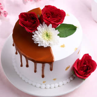 Top View Round Drooling Vanilla Rose Cake Top View Round Drooling Vanilla Rose Cake