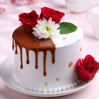 Front View Round Drooling Vanilla Rose Cake Front View Round Drooling Vanilla Rose Cake