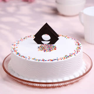 Front View of Vanilla Cream Cake Front View of Vanilla Cream Cake
