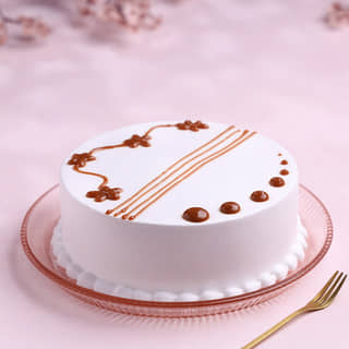Side View of Round Vanilla Caramel Cake Side View of Round Vanilla Caramel Cake