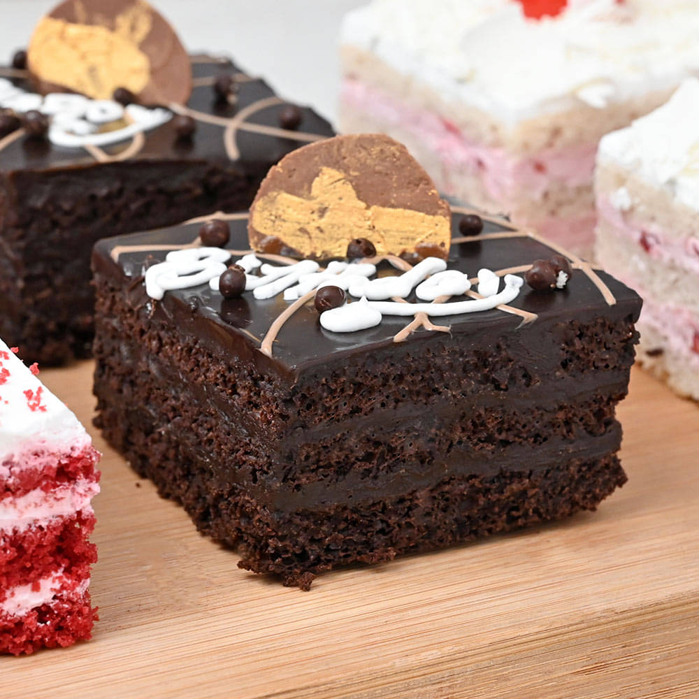 Birthday cakes, pastries design Stock Photo - Alamy