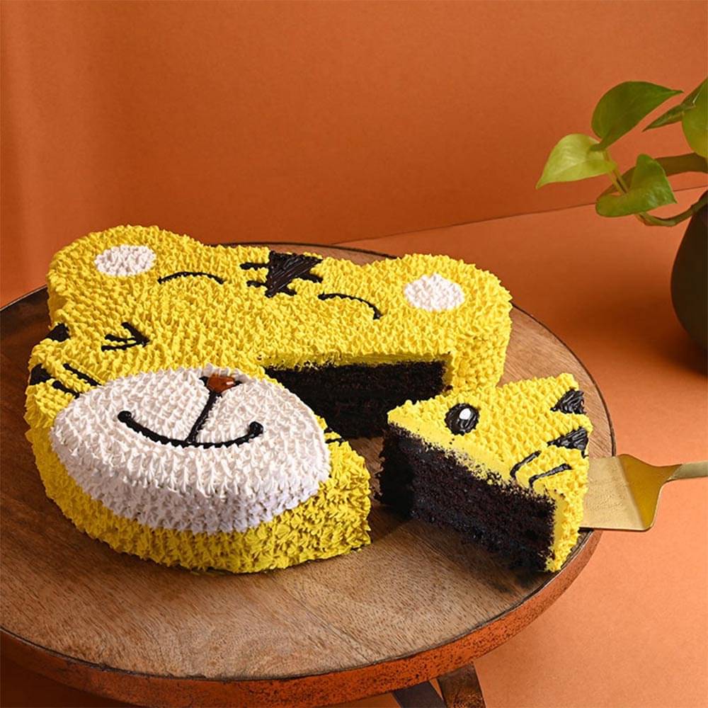 Winking N Smiling Cartoon Lion Designer Cream Cake
