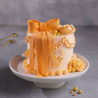 Side View of Bow N Bloom Cake